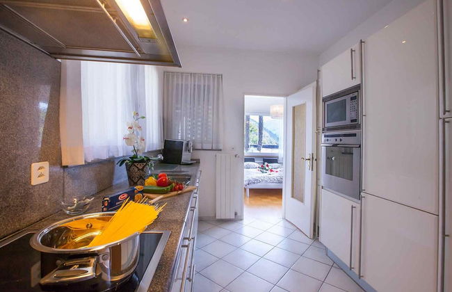 Villa in Bissone with swimming pool and garden - Photo 6