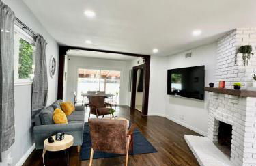 Cozy 3BR Home With Pool, Yard, Garage, and 80 inch TV! - Foto 10