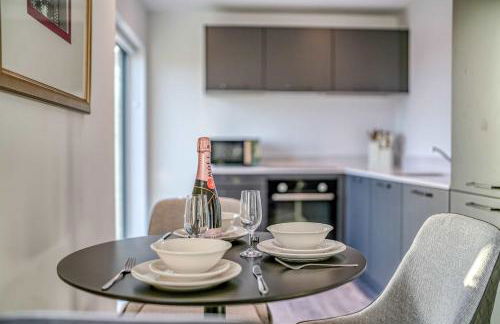 2-BR Near Salford Royal - City & Town Centre View - 1 Minute to Train & Tram Station - Sleeps 6 - Foto 71