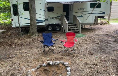 Betsie -35Ft RV Camper in Woods -Firepit & Hot Tub - Foto 6