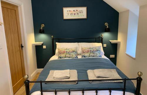 The Barn at Pentregaer Ucha, with tennis court and lake - Foto 13