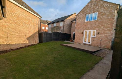 CHERRYTREES 5 Bed House, Sleeps 10, 3 Bathrooms, Parking, Ideal for Groups and Work Stays - Foto 7