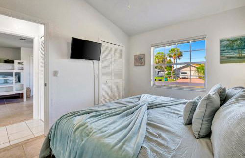 Spacious Canal-View Home with Pool and Game Room - Foto 40