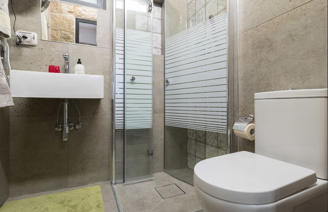 Best Location Jerusalem Stone Apartment - Photo 17