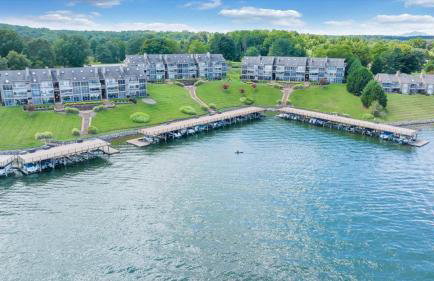 Lake Vibes - Pet Friendly Lakefront Condo! - Photo 1