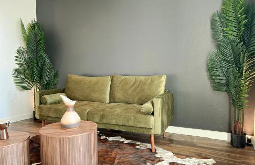 Modern Cosmopolitan APT Mid Hollywood with Free Parking 10mins to Universal Studios - Photo 23