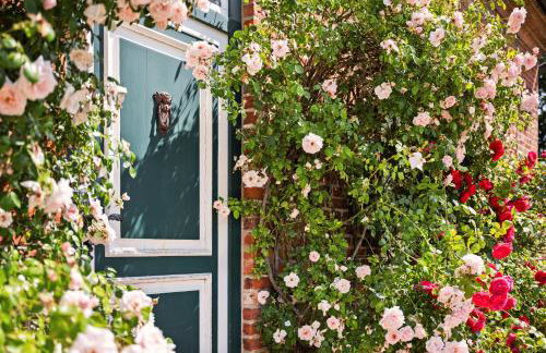 GUT KLETKAMP "Altes Torhaus" - Historisches Ferienhaus mit 5 Schlafzimmern I Kamin I Garten & Terrasse I Seeblick I 15 Min zur Ostsee I Moderne Küche I Hundefreundlich I Parkplätze I WLAN - Foto 23