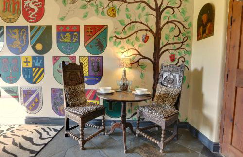 Romantic four poster Cottage private outdoor Hot Tub & Sauna at Harthill Hall plus private daily use of indoor pool and sauna 1 hour per day - Photo 4