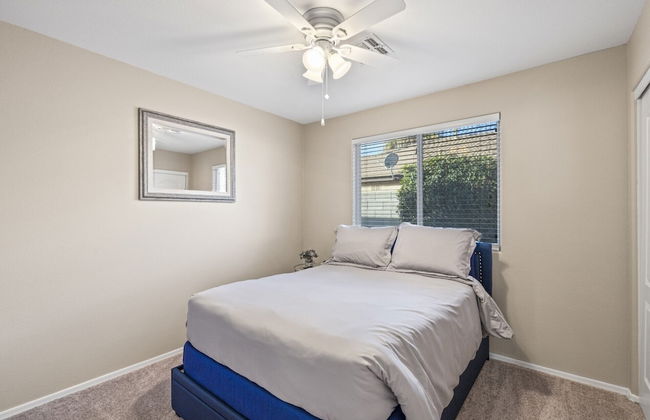 Cozy Hidden Gem - 3BR - 1Den w Backyard - Foto 3