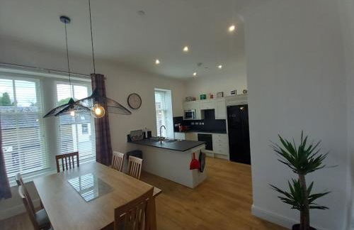 Stunning Village Centre Holiday Home - Photo 9