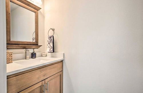 The Moby House Coastal Retreat with Ocean Views & Hot Tub - Foto 24