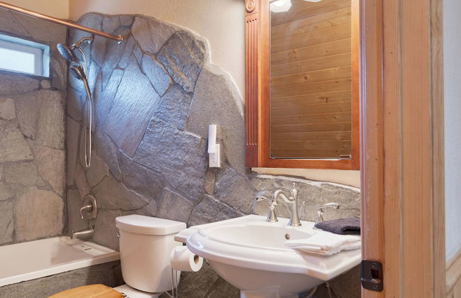 Pinetree Place by Avantstay Group Cabin w/ Hot Tub Minutes to the Lake - Photo 104
