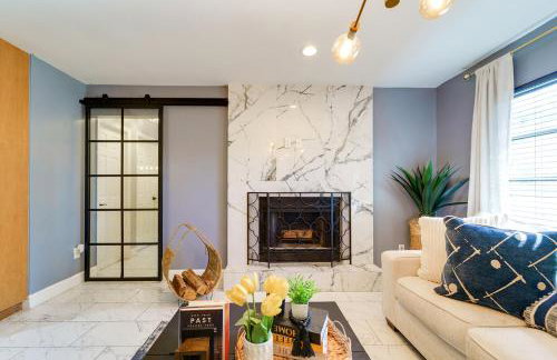 Lounge Area Office Fenced Yard Near It All - Photo 20