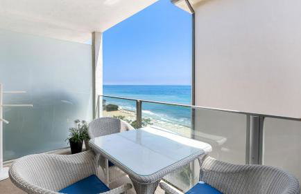 Oceanfront Gem w Balcony Pool Hot Tub Carbon Beach Access Bluewater Haven by AvantStay - Photo 22