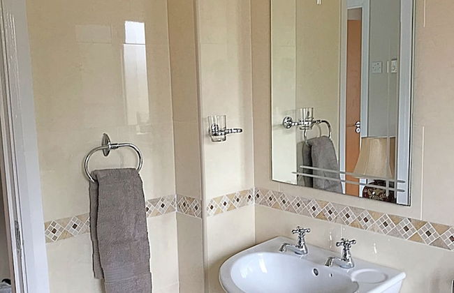 Immaculate 3-bed House With Private Secure Garden - Foto 24