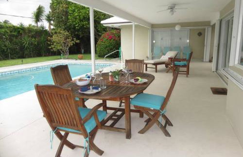Spacious villa, pool, water views, walk to beach - Foto 1