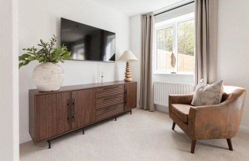 Runcorn Spacious Modern 3 bedroom House, 4 beds, On site Parking, Long stay deals - Foto 12