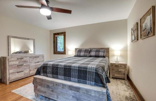 Impressive Presque Isle Lake House with Water Access - Foto 13