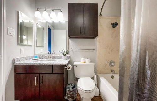 Family Retreat - Near Shopping, Dining & Beach - Foto 13