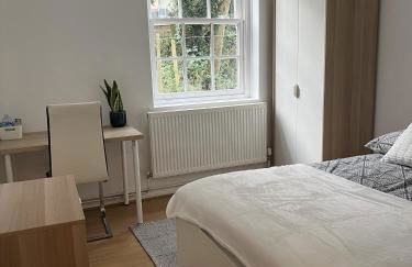 Cosy 5 Bed Apartment in Highgate - Photo 1