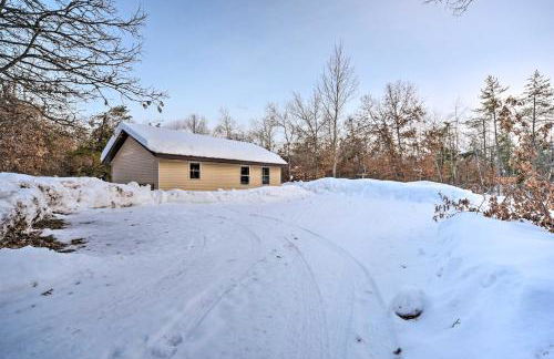 Wooded Danbury Cabin with Grill and Fire Pit! - Foto 24