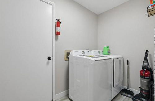 4BD Tropical Pool Oasis with a Game Room - Photo 41