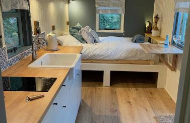 Cornwall Shepherds Hut - Hot Tub & Cosy Log Burner - Photo 1