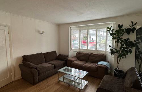3 Bed House in Cheam, London with Garden, Parking and Playground - Photo 7