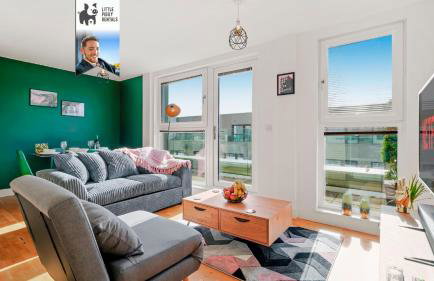 Luxury Balcony Penthouse with 4K TV and Soundbar - Foto 2