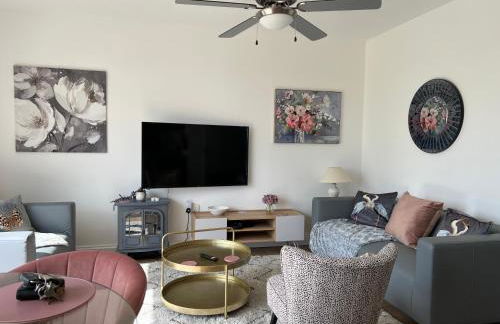 VALLEY VIEW self-catering coastal bungalow in rural West Wight - Photo 6