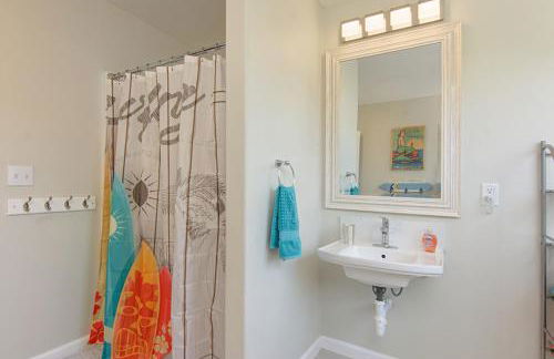 Ultimate Beach Bungalow - 1 block from beach - huge backyard - Foto 15