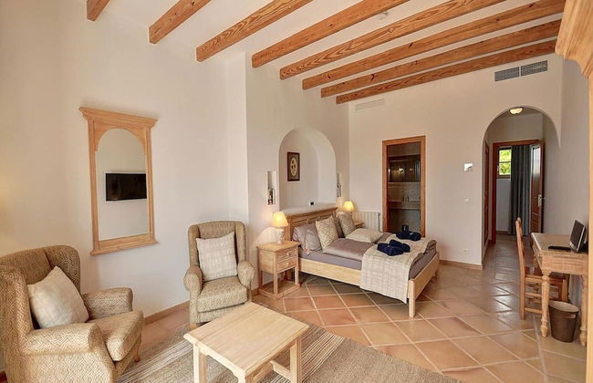 Exquisite Villa With Views - Photo 16