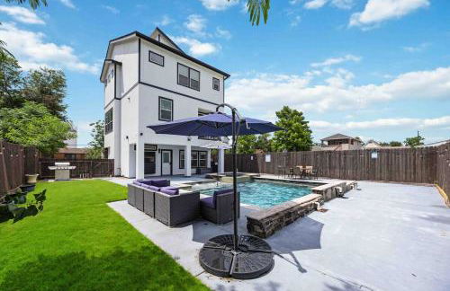 Resort vibe with Pool and Hot tub Downtown skyline views - Photo 67