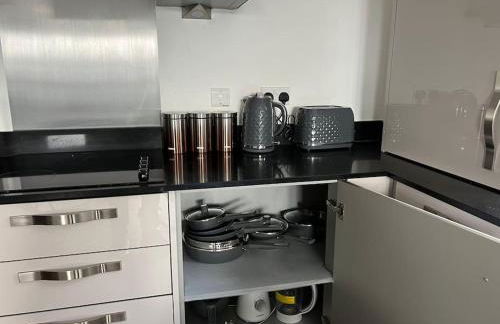 Dartford Lux Stay 1 bedroom apartment- free parking next to station - Photo 12