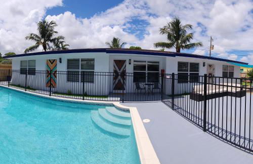 Prime Location Gateway with Pool & Patios, Near Beaches, Groceries and Restaurants - Photo 2