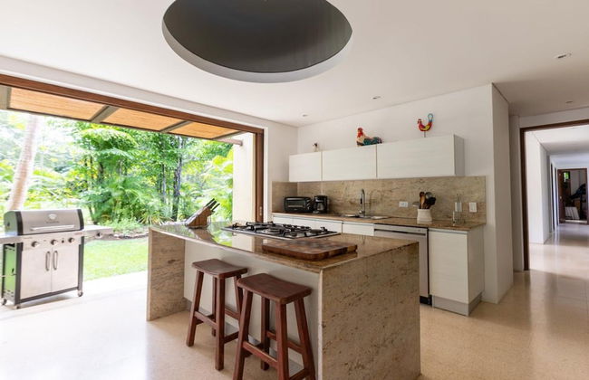 w Beautiful 4BR Villa at Mesa de Yeguas - Photo 4