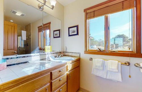 Oceanfront Retreat Close to Activities & the Beach - Photo 15