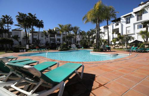 Luxury Beachfront Apartment with Pool in Costalita - Photo 6