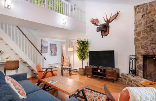 Renovated cabin w hot tub & deck - Foto 1