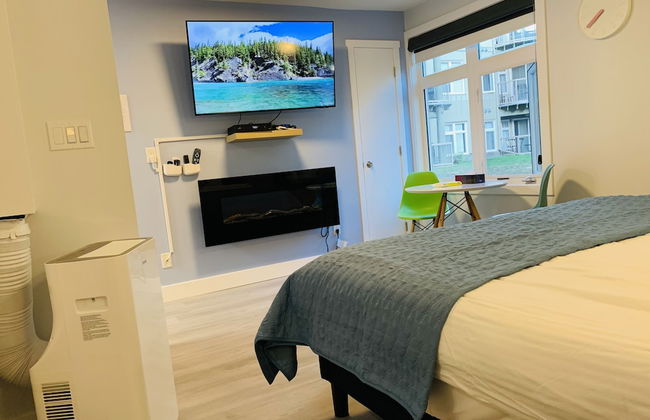 A Lovely Studio with Full Kitchen & AC - Photo 4