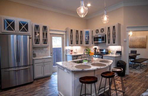 Brand NEW Large Impressive House Near Downtown! - Foto 2