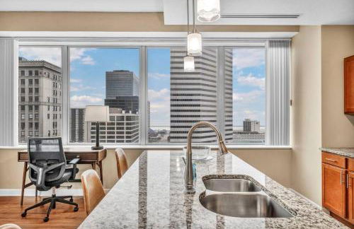 Luxury High-Rise w/ City View | Paid Parking | Gym - Photo 15