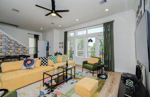 3bd-Rooftop Movie Theater-BBQ-Retro Music Theme-Downtown 8mins - Photo 36