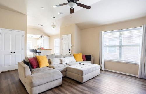 Cheerful 3 Bdrm space, 2 bath!. You gotta love it! - Photo 1