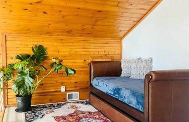 Unforgettable 4 bedroom 3 bath waterfront cabin - Photo 19