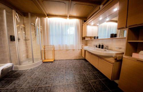 C4S COME4STAY - Alpenblick Watzmann-Kehlstein - TOP Lage im Berchtesgadener Land I bis zu 10 Personen I große Terrasse mit Blick auf die Berge I Smart TV I Billiard I WLAN I kostenloser Parkplatz - Foto 38