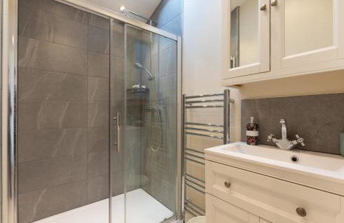 Pass the Keys Stunning Spacious Chessington Gem with Parking - Photo 40