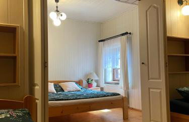 Apartament w XIX-wiecznym Spichlerzu nad Jeziorem z dostępem do parku i widokiem na Dworek Modrzewiowy z 1823 roku - Foto 27