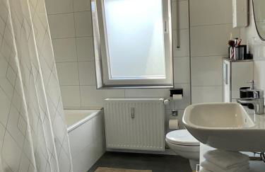 Spacious 65sqm private flat, New and fully equipped kitchen with dining room, Direct Bus to Messe - Foto 5