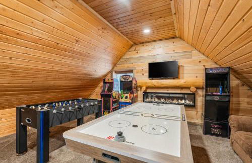 Rustic Retreat, Sleeps 20, Epic Game Room, Hot Tub, 20min to Yellowstone - Foto 34